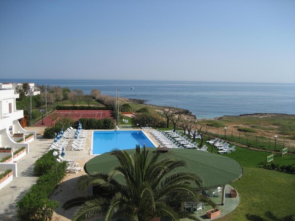 2 outdoor pools, open 9:00 AM to 7:00 PM, pool umbrellas, sun loungers - Residence Club Barbara (Ostuni)