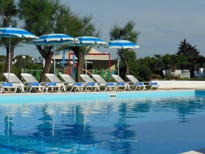 2 hồ bơi ngoài trời, dù/ô trên bãi biển/hồ bơi, ghế dài tắm nắng 