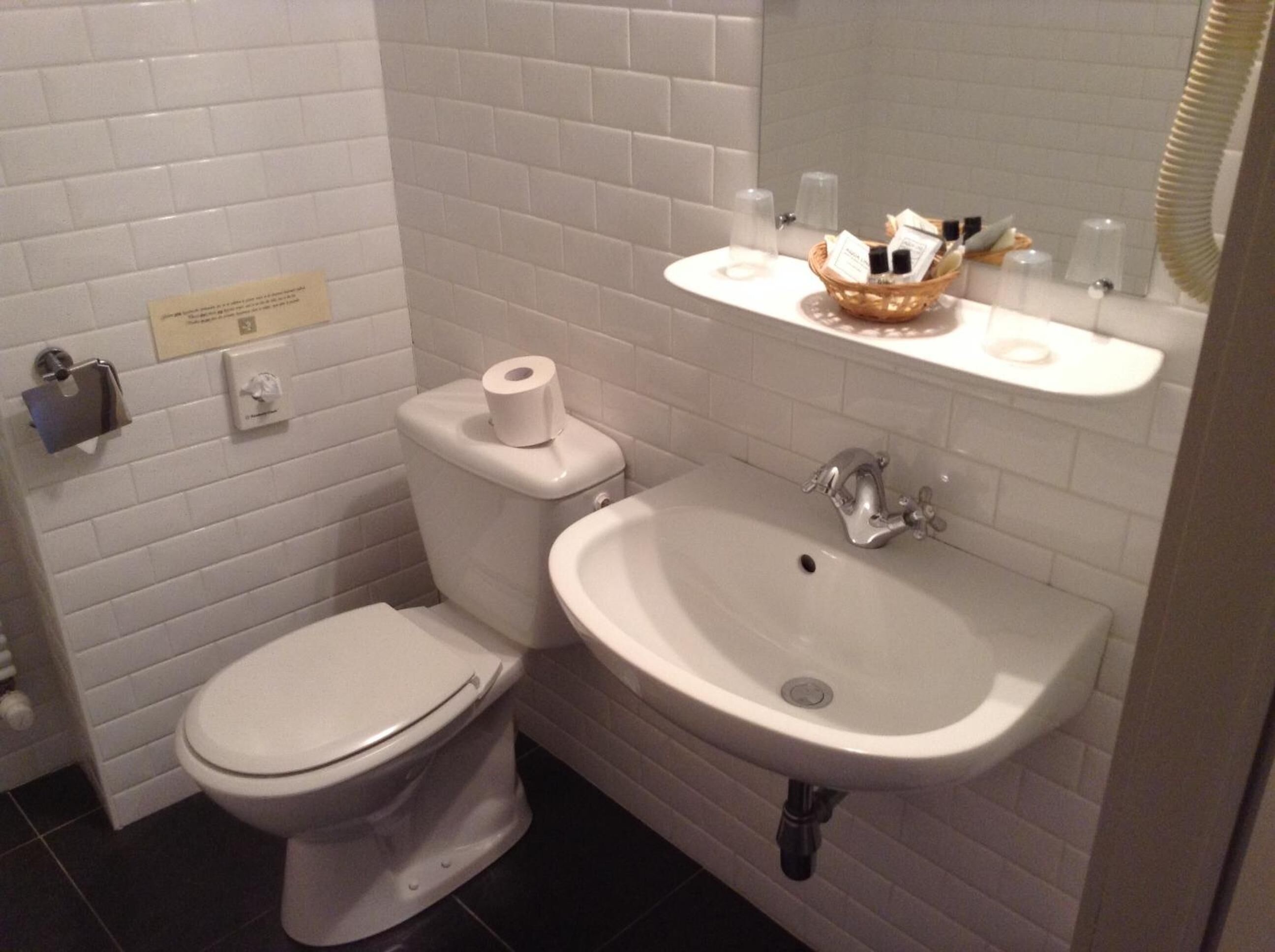 combined shower/bathtub, deep-soaking bathtub, free toiletries