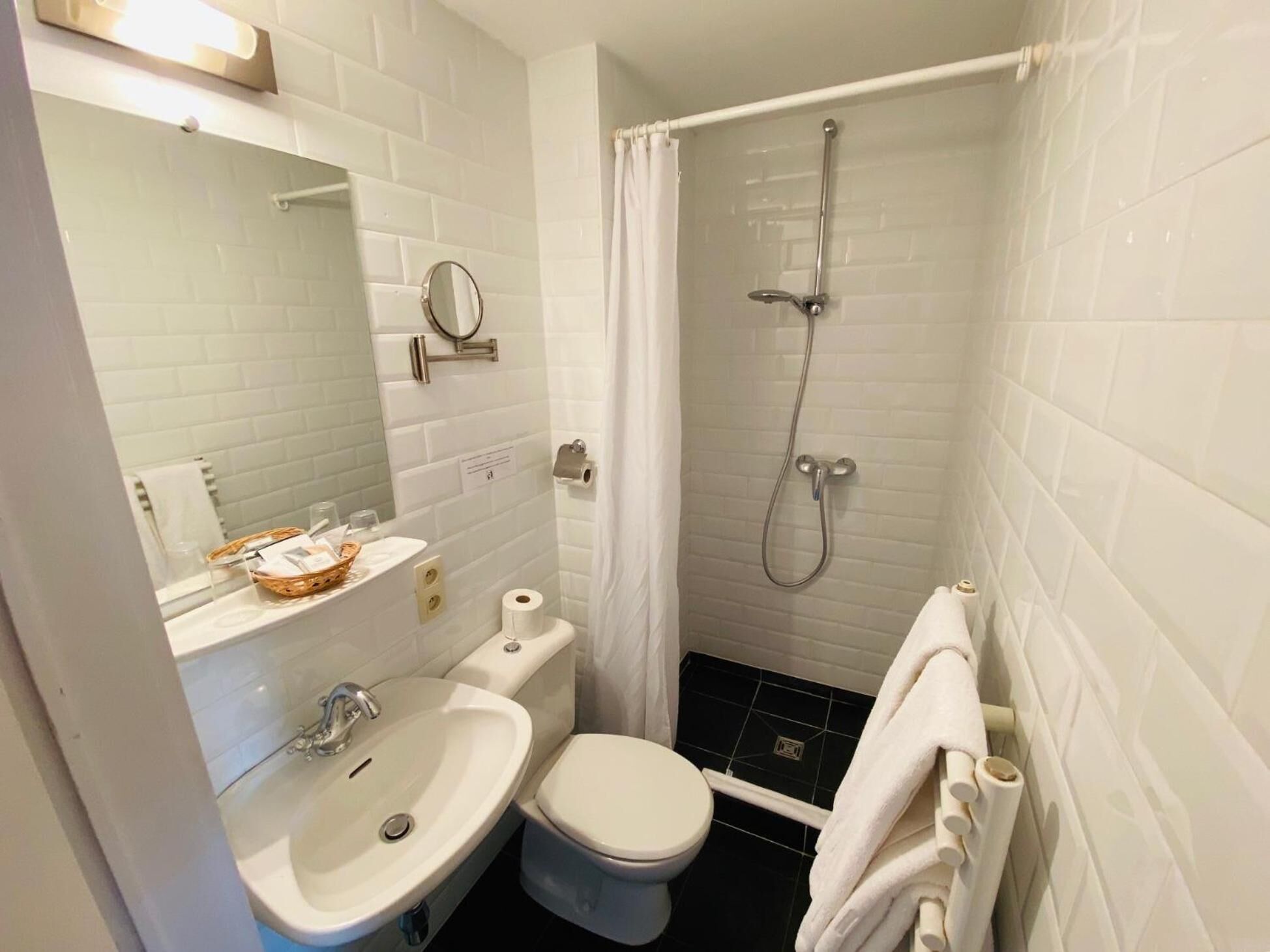 combined shower/bathtub, deep-soaking bathtub, free toiletries