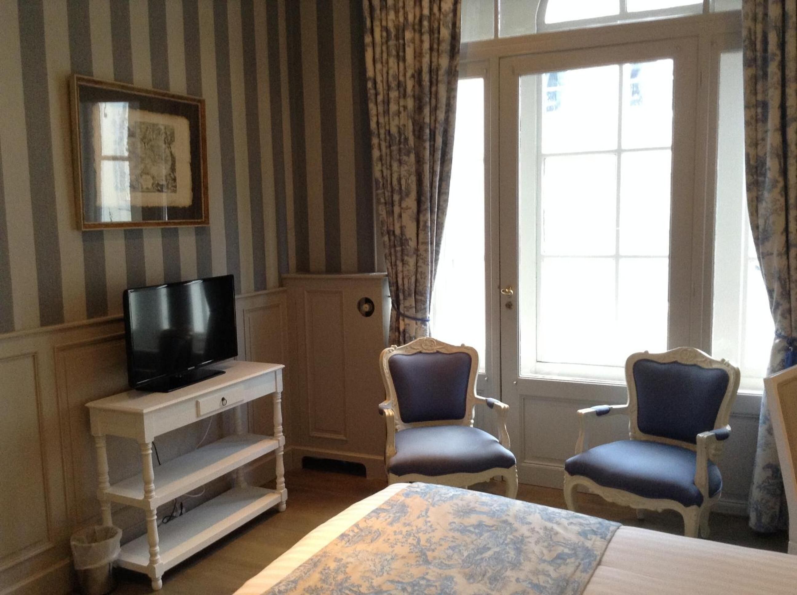 1 bedroom, hypo-allergenic bedding, down duvets, minibar