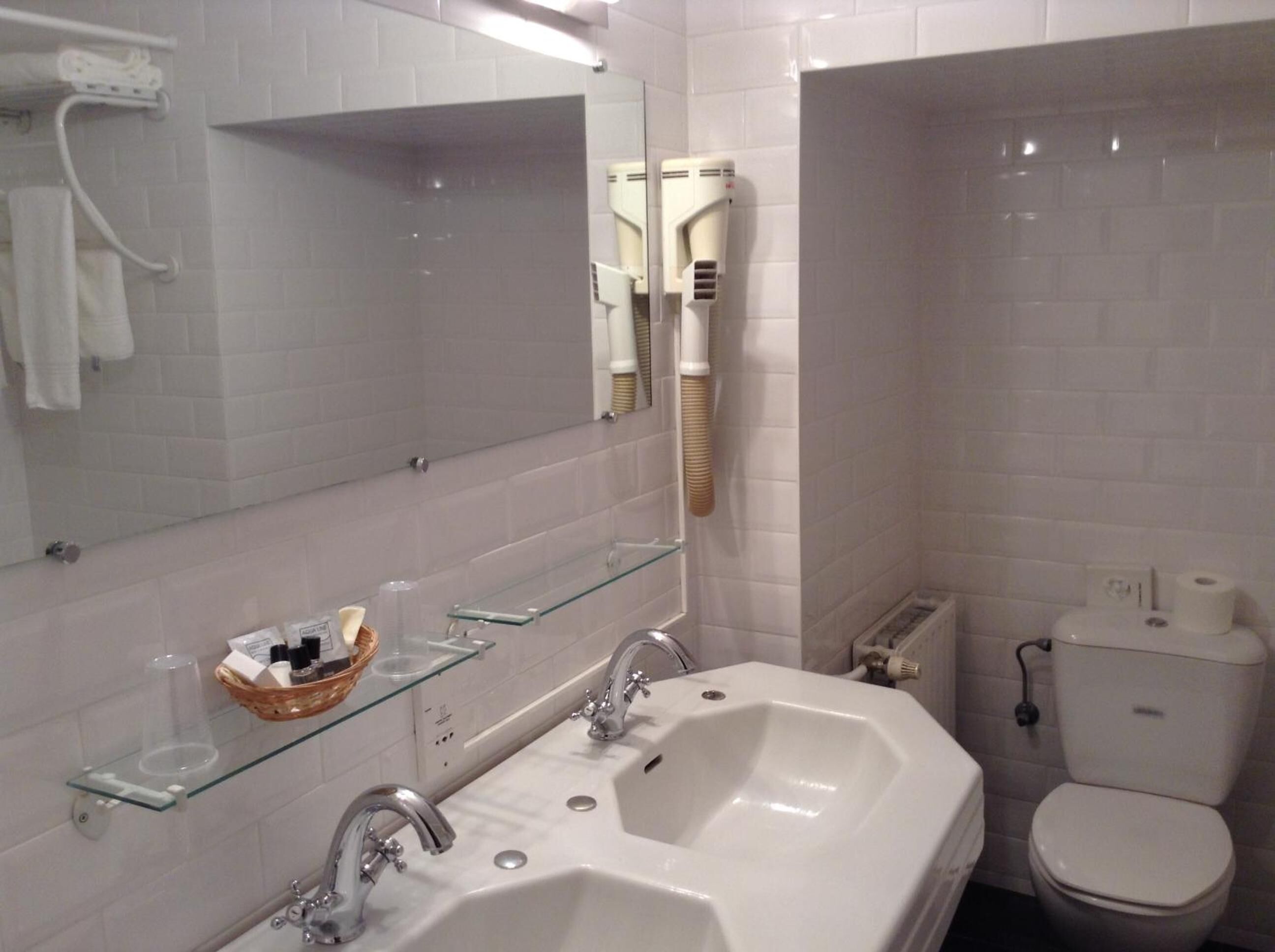 combined shower/bathtub, deep-soaking bathtub, free toiletries