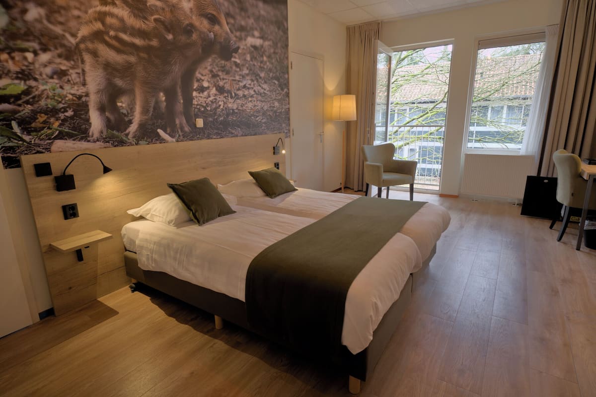 Chambre Confort avec lits jumeaux, baignoire | Bureau, rideaux occultants, Wi-Fi gratuit, draps fournis