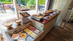 Un buffet proposant une variété de plats et un espace où s’asseoir, visible à travers la fenêtre.