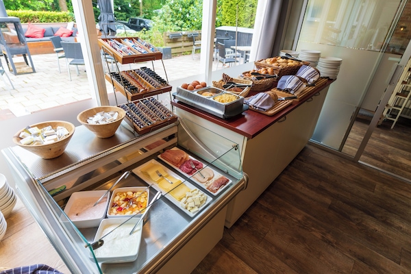 Daily buffet breakfast for a fee