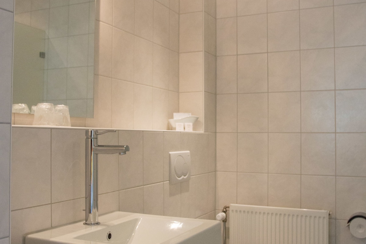 free toiletries, towels