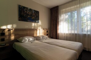 标准双床房 | 办公桌、遮光窗帘、免费 WiFi、床单