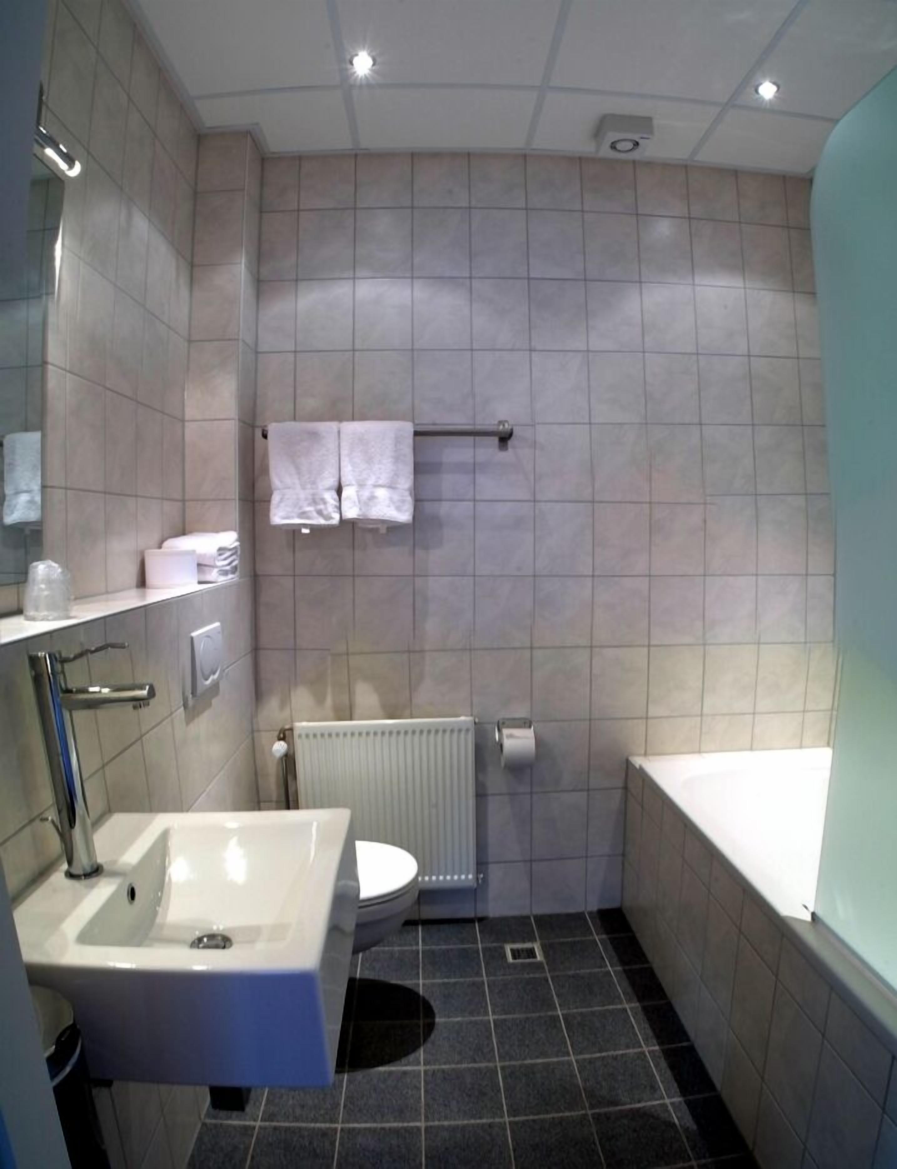 comfort twin room, bathtub | bathroom | free toiletries, towels