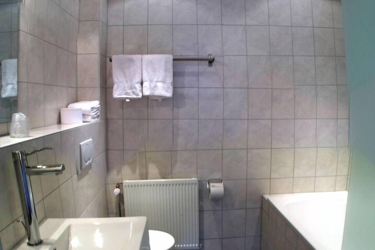 comfort twin room, bathtub | bathroom | free toiletries, towels