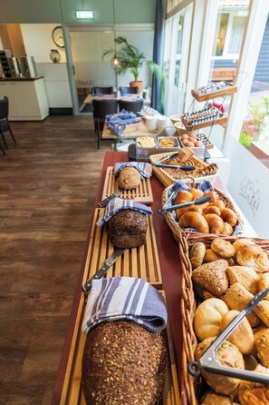 Tägliches Frühstücksbuffet gegen Gebühr