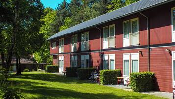 Een bureau, verduisterende gordijnen, gratis wifi, beddengoed