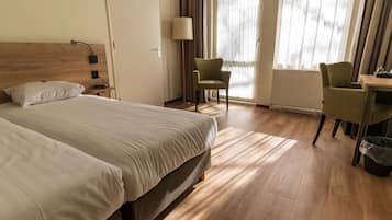 Escritorio, cortinas blackout, wifi gratis y ropa de cama