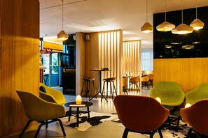 Breakfast, lunch, dinner served; sea views 