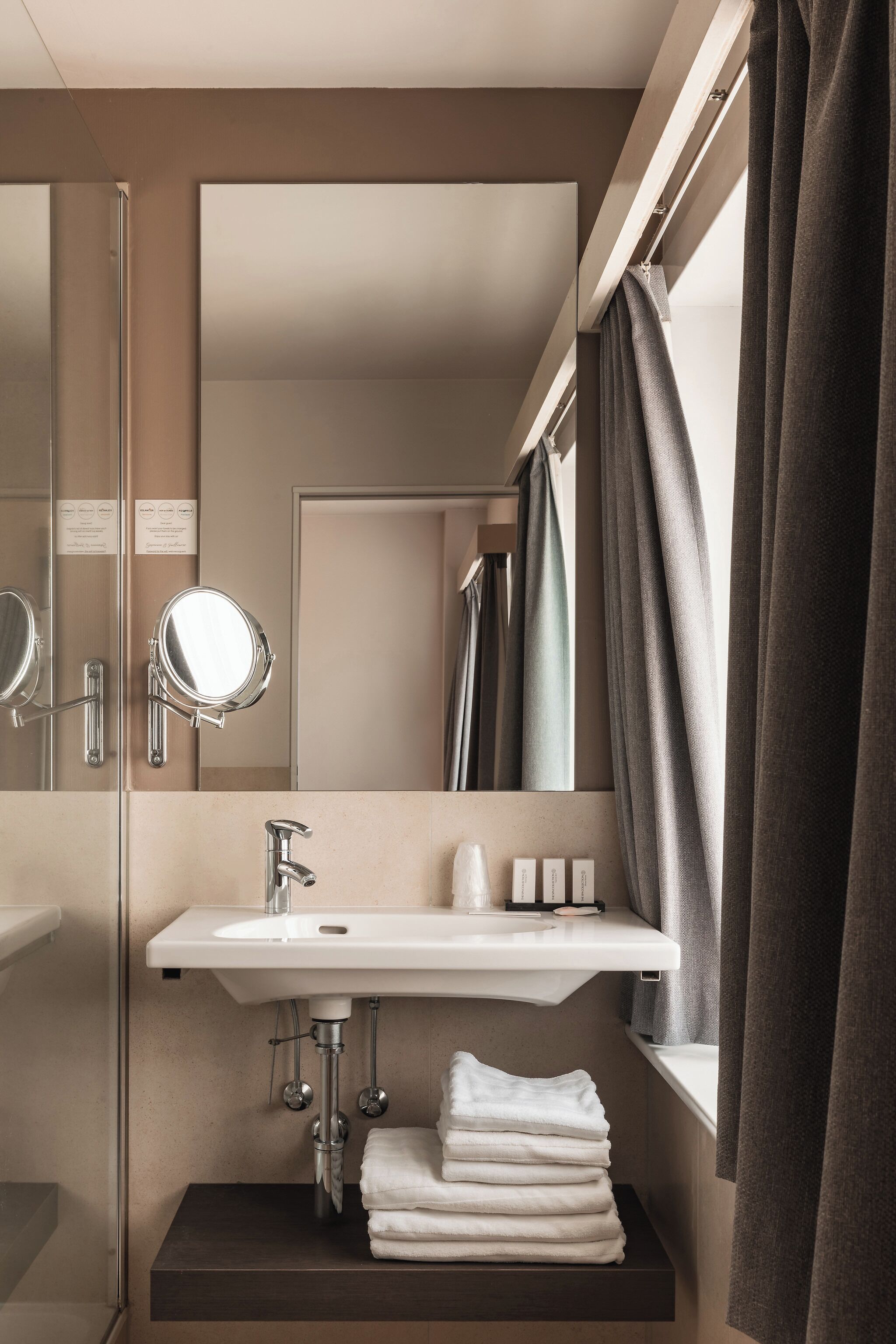 standard double room | bathroom | free toiletries, hair dryer, towels, soap