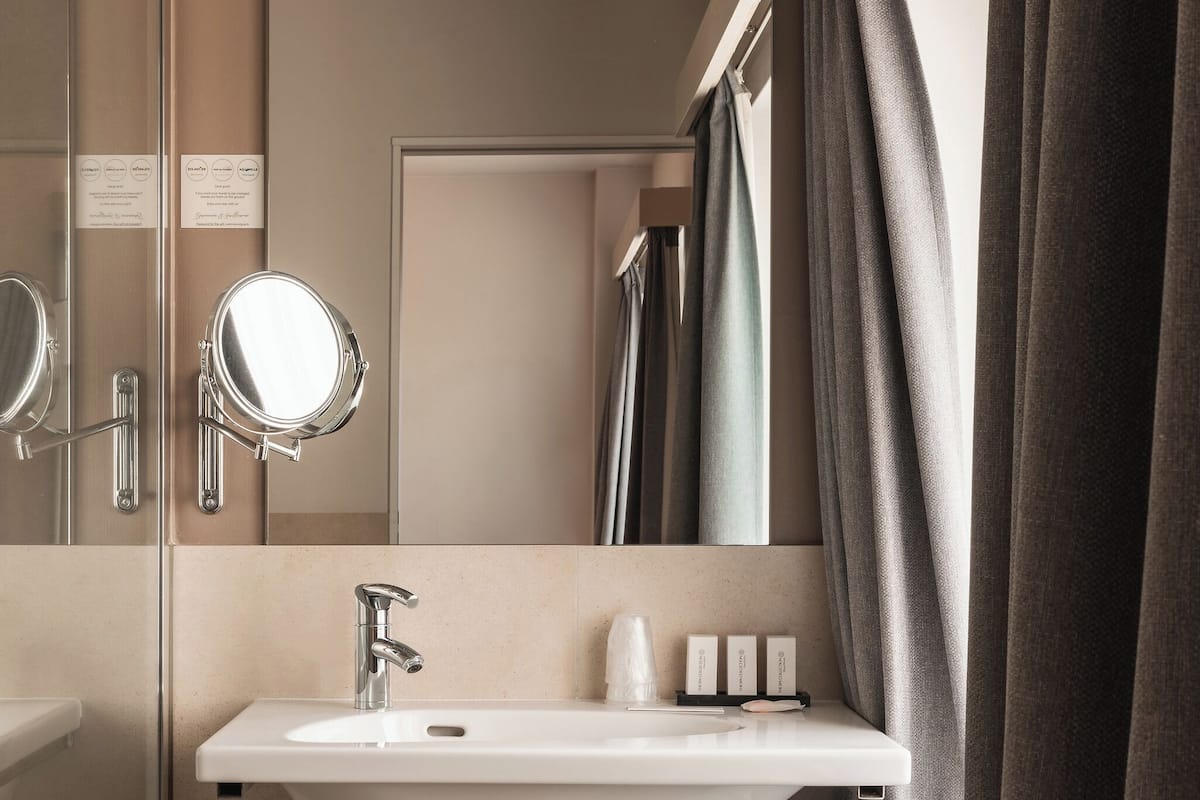 standard double room | bathroom | free toiletries, hair dryer, towels, soap