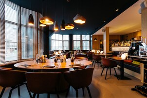 Breakfast, lunch, dinner served; ocean views