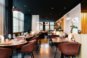 Petit déjeuner, déjeuner et dîner servis sur place