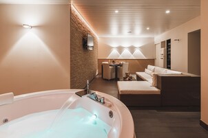 Couples treatment room(s), Turkish bath/hammam, aromatherapy, massages