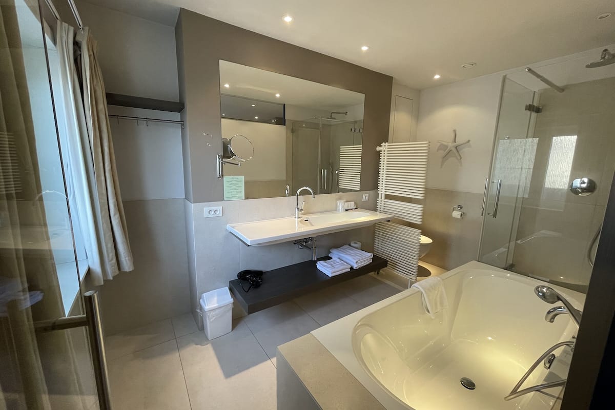 comfort double room | bathroom | free toiletries, hair dryer, towels, soap
