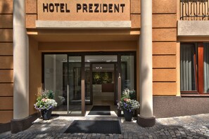 Property entrance - Luxury Spa & Wellness Hotel Prezident (Karlovy Vary)