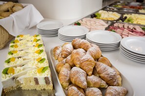 包每日自助早餐