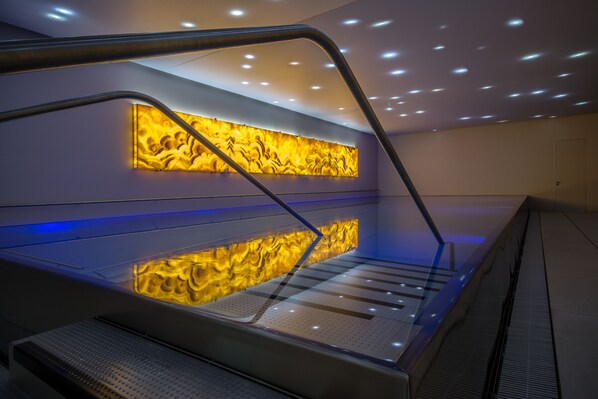 室內泳池；15:00 至 21:00 開放；躺椅