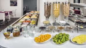 Een buffet met diverse gerechten en toevoegingen.
