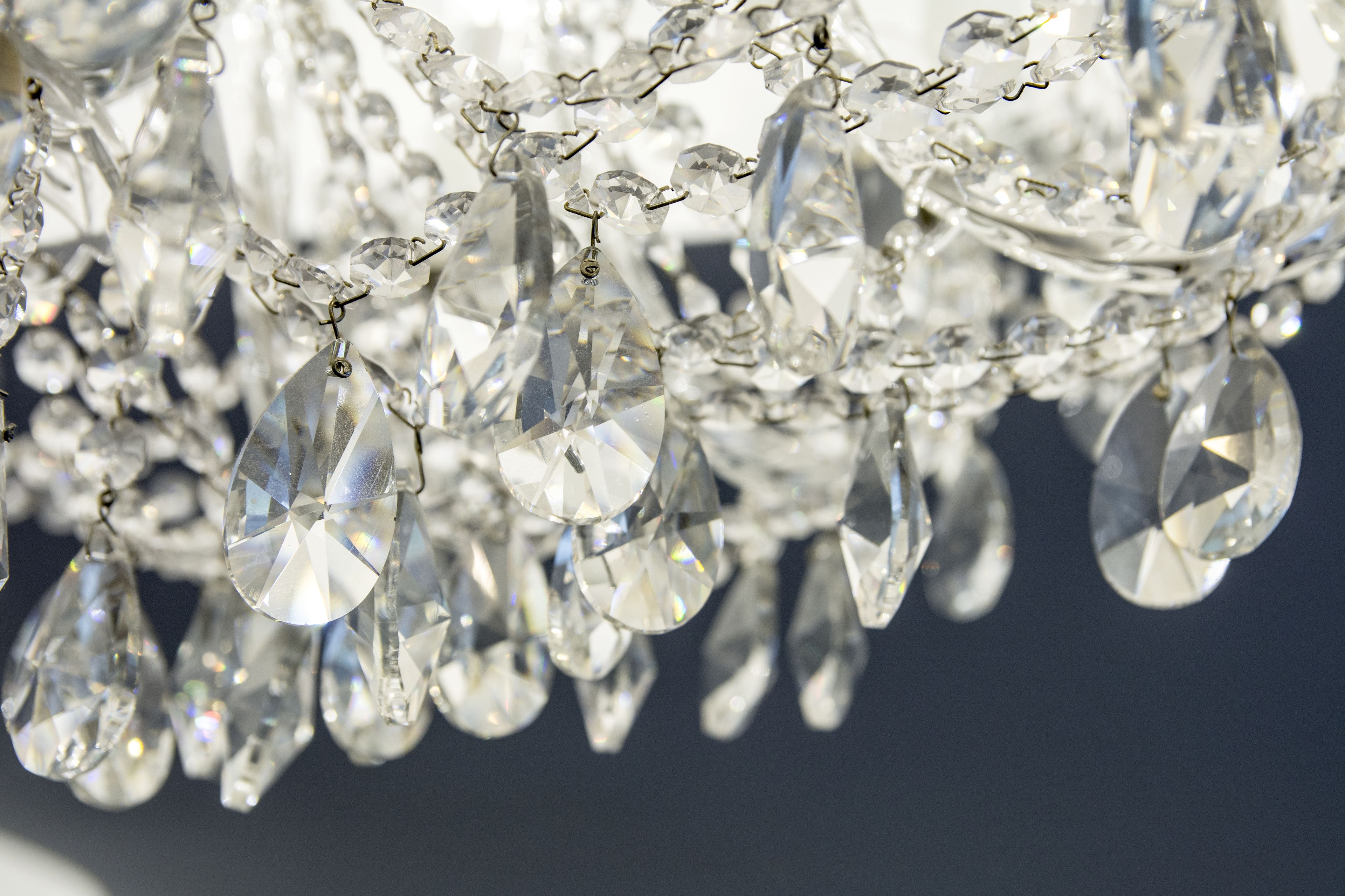 Un lustre orné de nombreux éléments en cristal transparent.