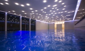 室內泳池；15:00 至 21:00 開放；躺椅