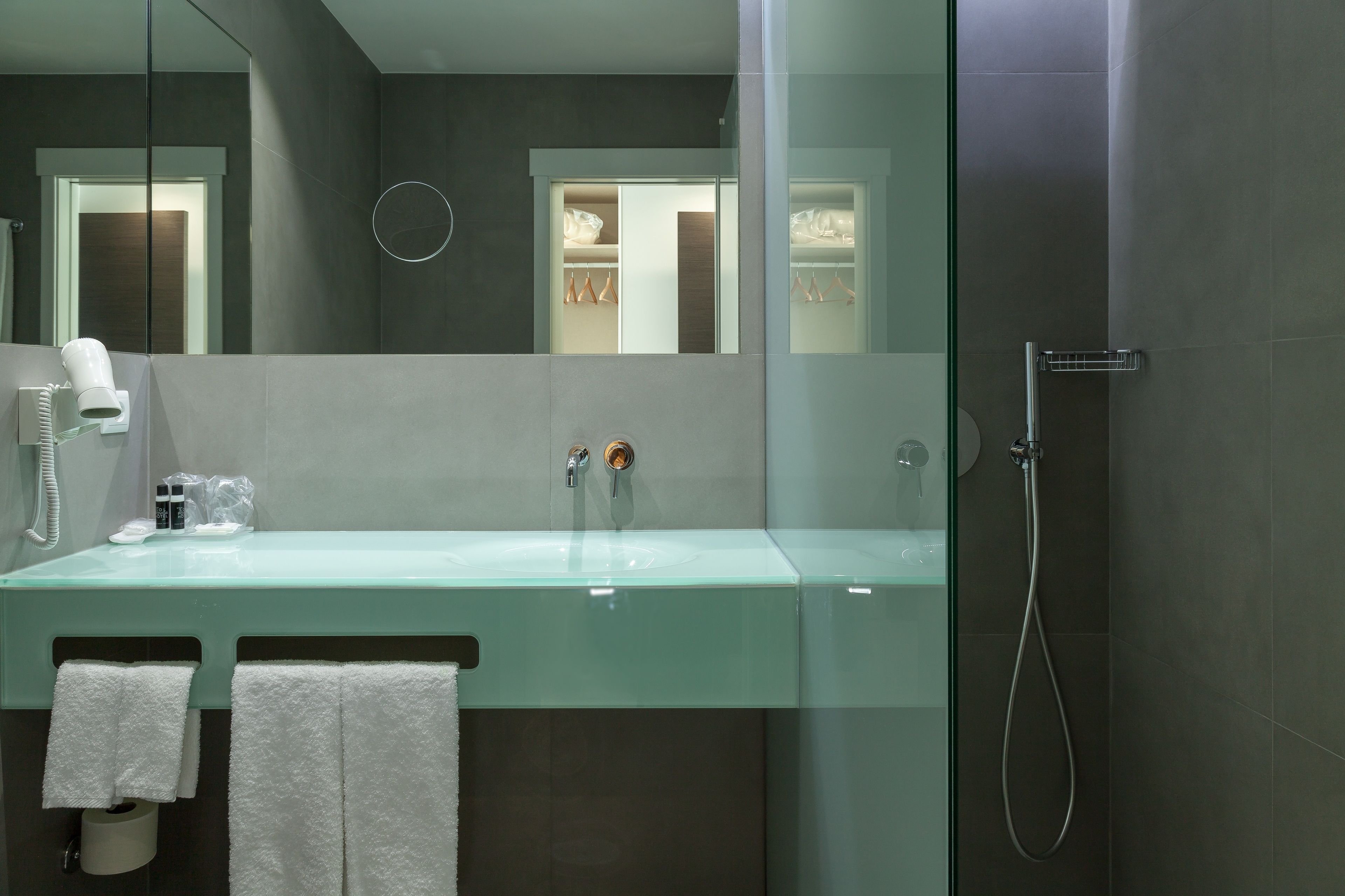 deluxe double room, 1 queen bed | bathroom | shower, rainfall showerhead, free toiletries, hair dryer