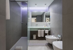 Habitación Deluxe doble, 1 cama de matrimonio | Minibar, caja fuerte, escritorio y sistema de insonorización