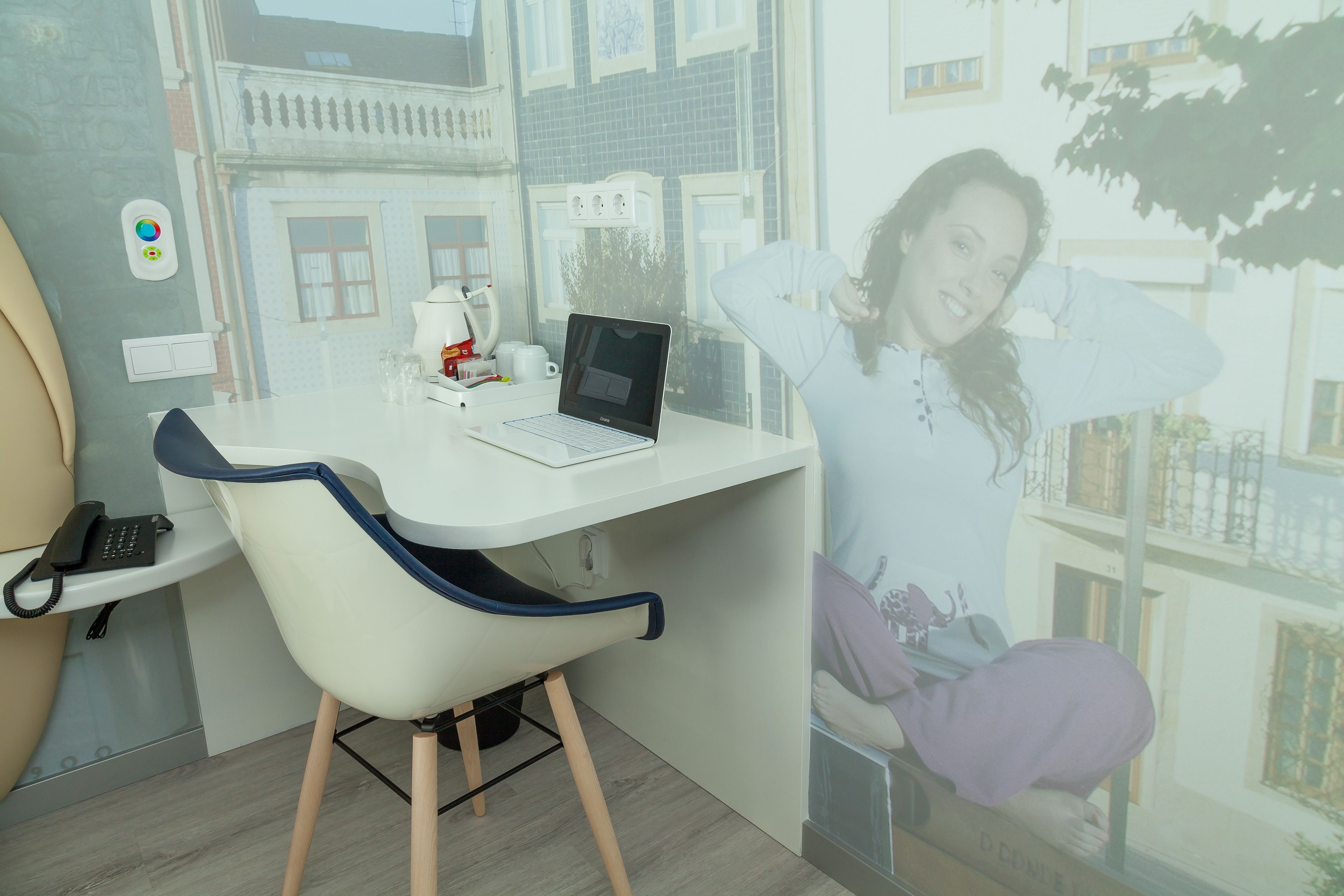 deluxe double room, 1 queen bed | in-room business centre