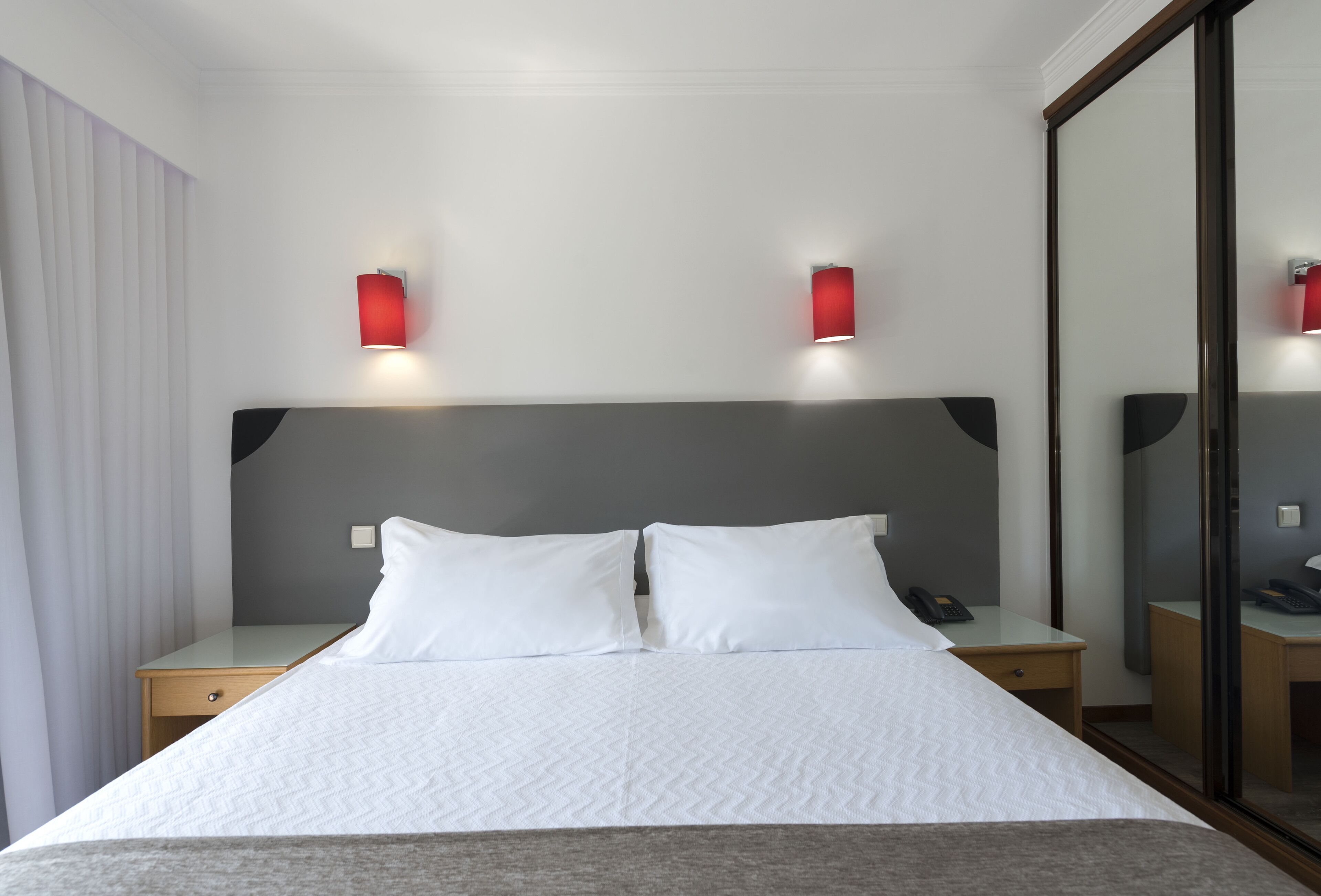 double room, 1 queen bed | minibar, in-room safe, desk, soundproofing