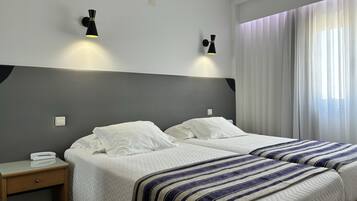 Chambre Standard avec lits jumeaux | Minibar, coffres-forts dans les chambres, bureau, chambres insonorisées