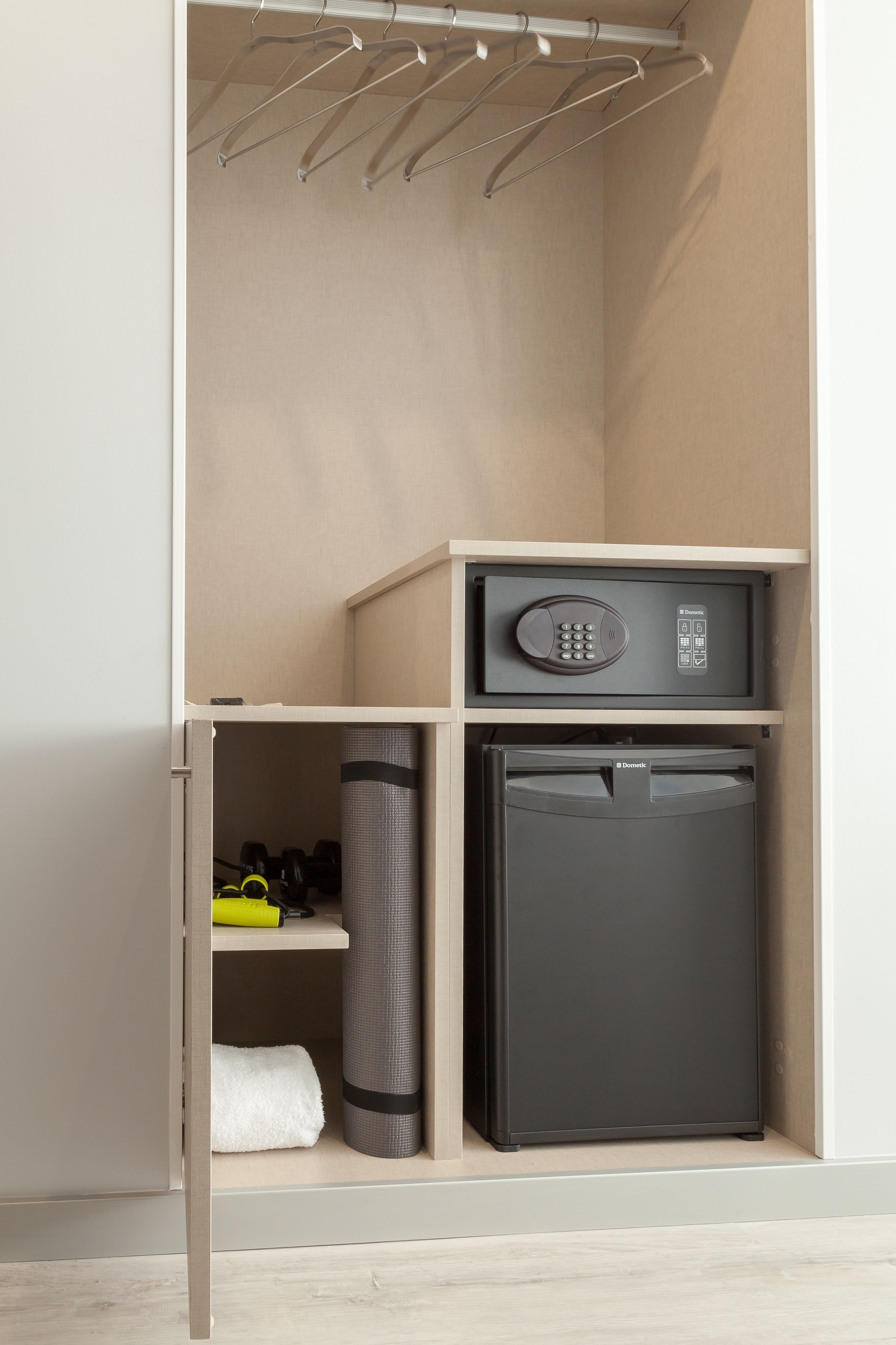 deluxe double room, 1 queen bed | room amenity