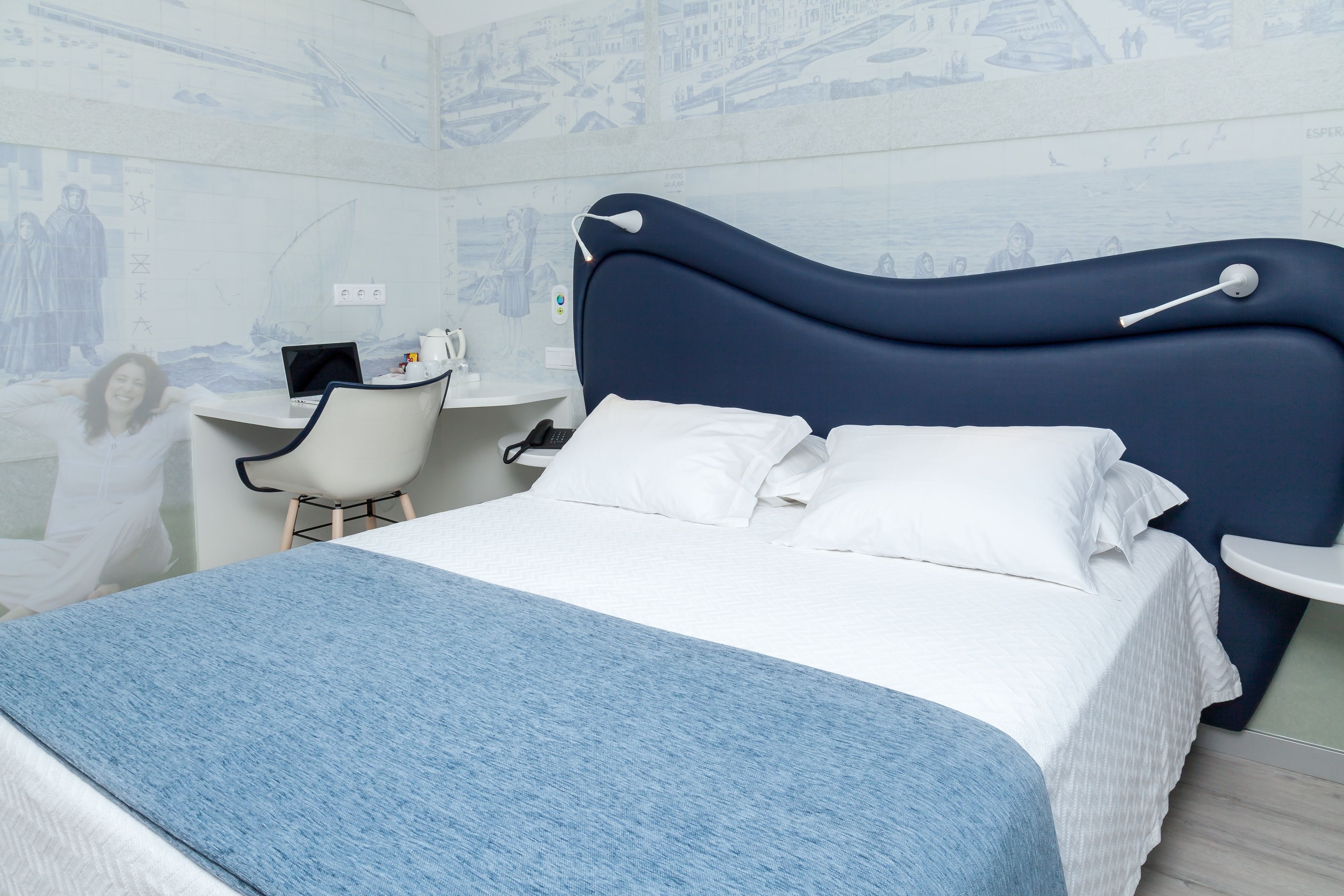 deluxe double room, 1 queen bed | minibar, in-room safe, desk, soundproofing