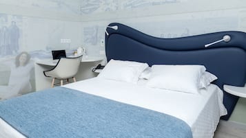 Una habitación de hotel moderna con una cama grande, un escritorio y una silla.