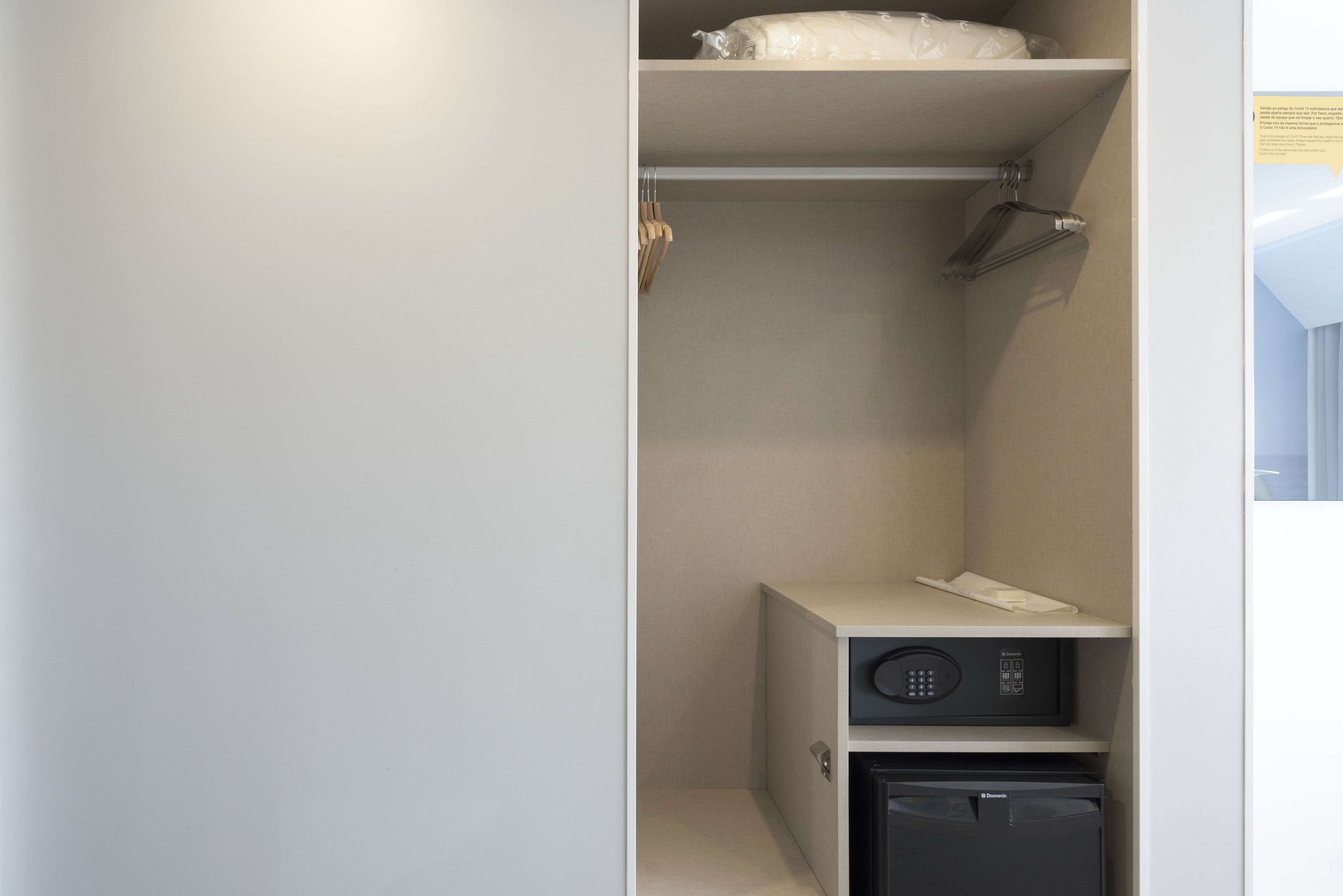 deluxe double room, 1 queen bed | minibar, in-room safe, desk, soundproofing