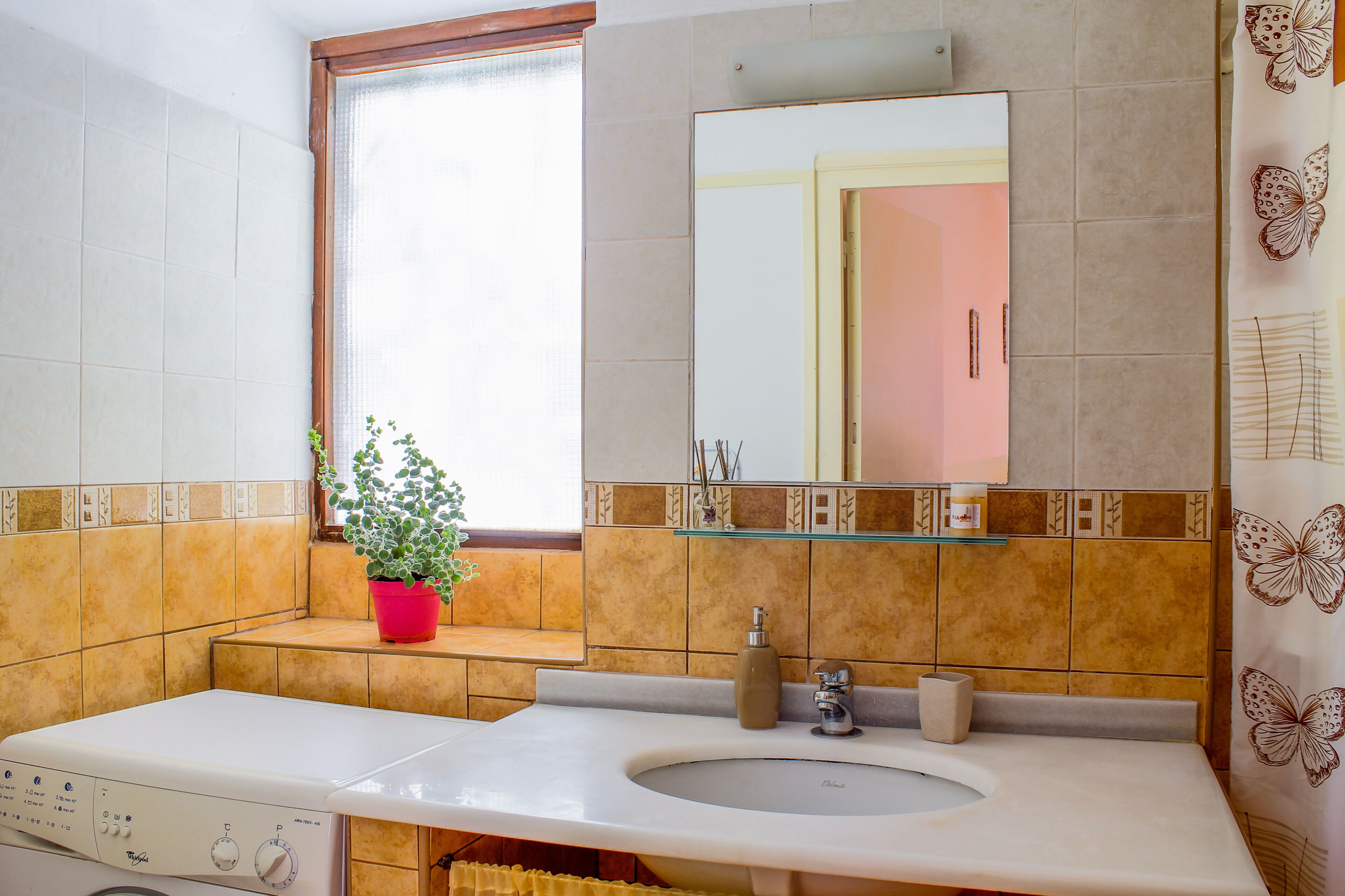 traditional apartment | bathroom | shower, free toiletries, hair dryer, towels