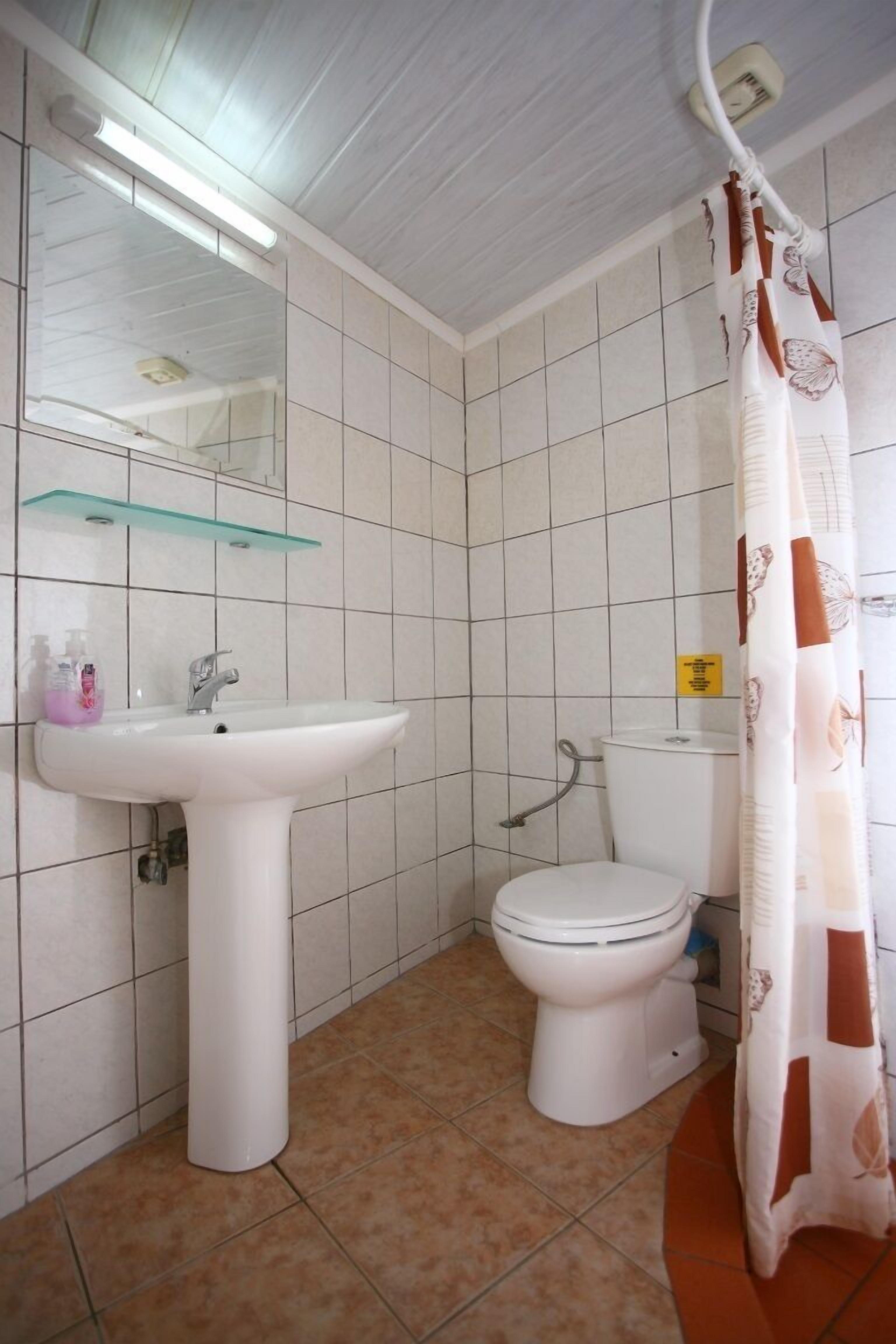 economy studio | bathroom | shower, free toiletries, hair dryer, towels