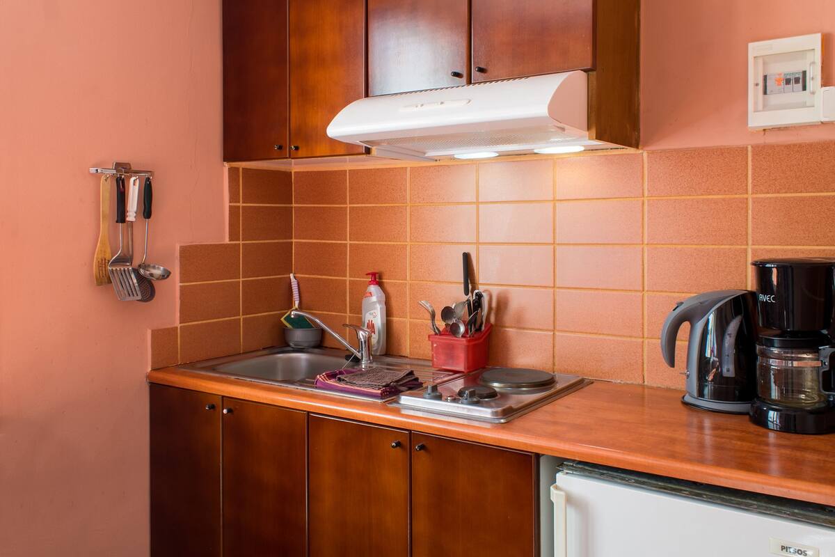 traditional studio | private kitchen | fridge, stovetop, coffee/tea maker, electric kettle