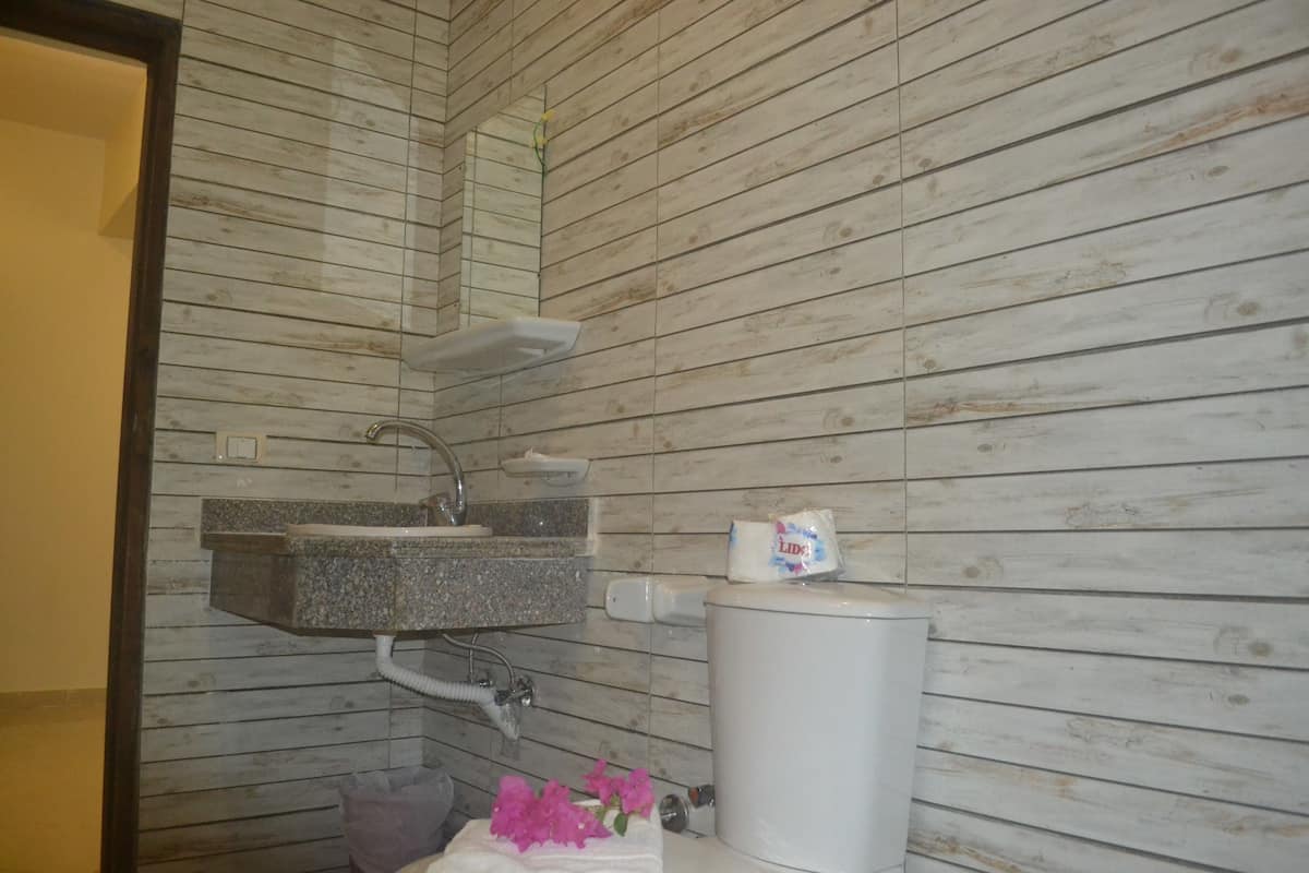 Komfortbadewanne, Regendusche, kostenlose Toilettenartikel