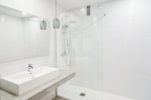 Een douche, een haardroger, handdoeken, shampoo
