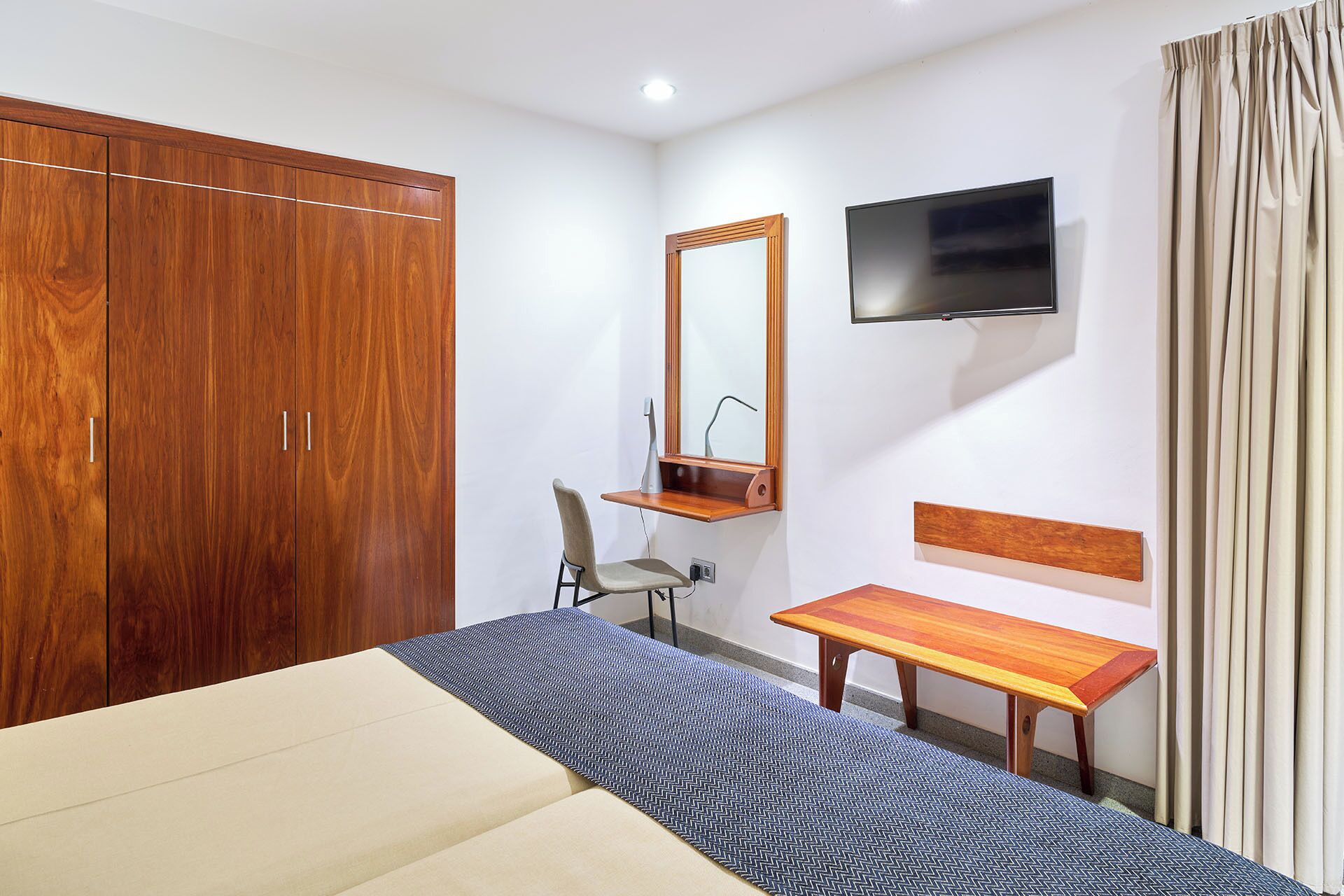 basic room (garajonay) | minibar, desk, blackout curtains, iron/ironing board