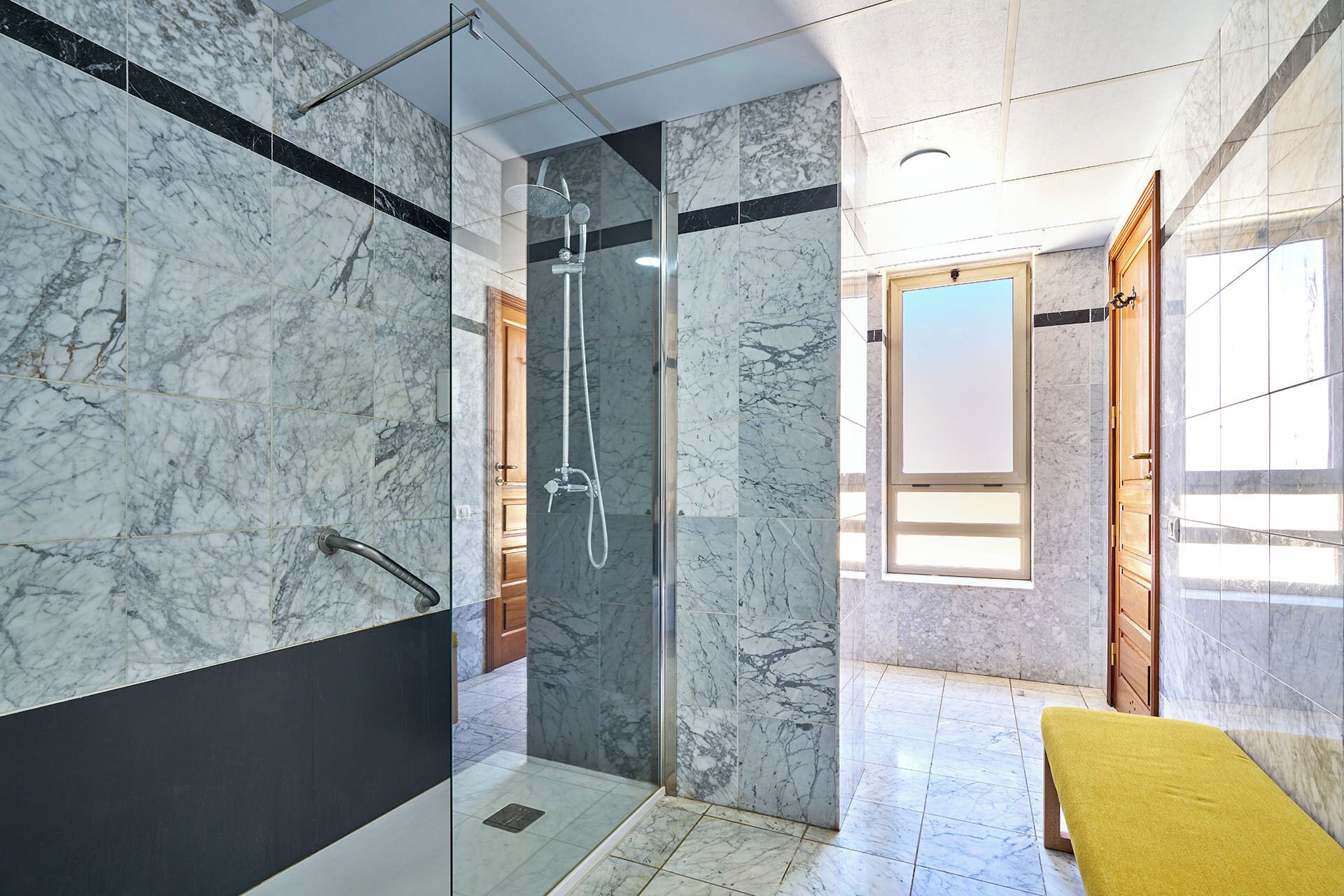 shower, hair dryer, towels, shampoo