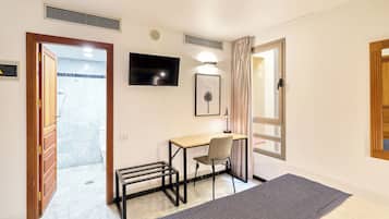 Habitación básica (Torre del Conde) | Minibar, escritorio, cortinas blackout y tabla de planchar con plancha