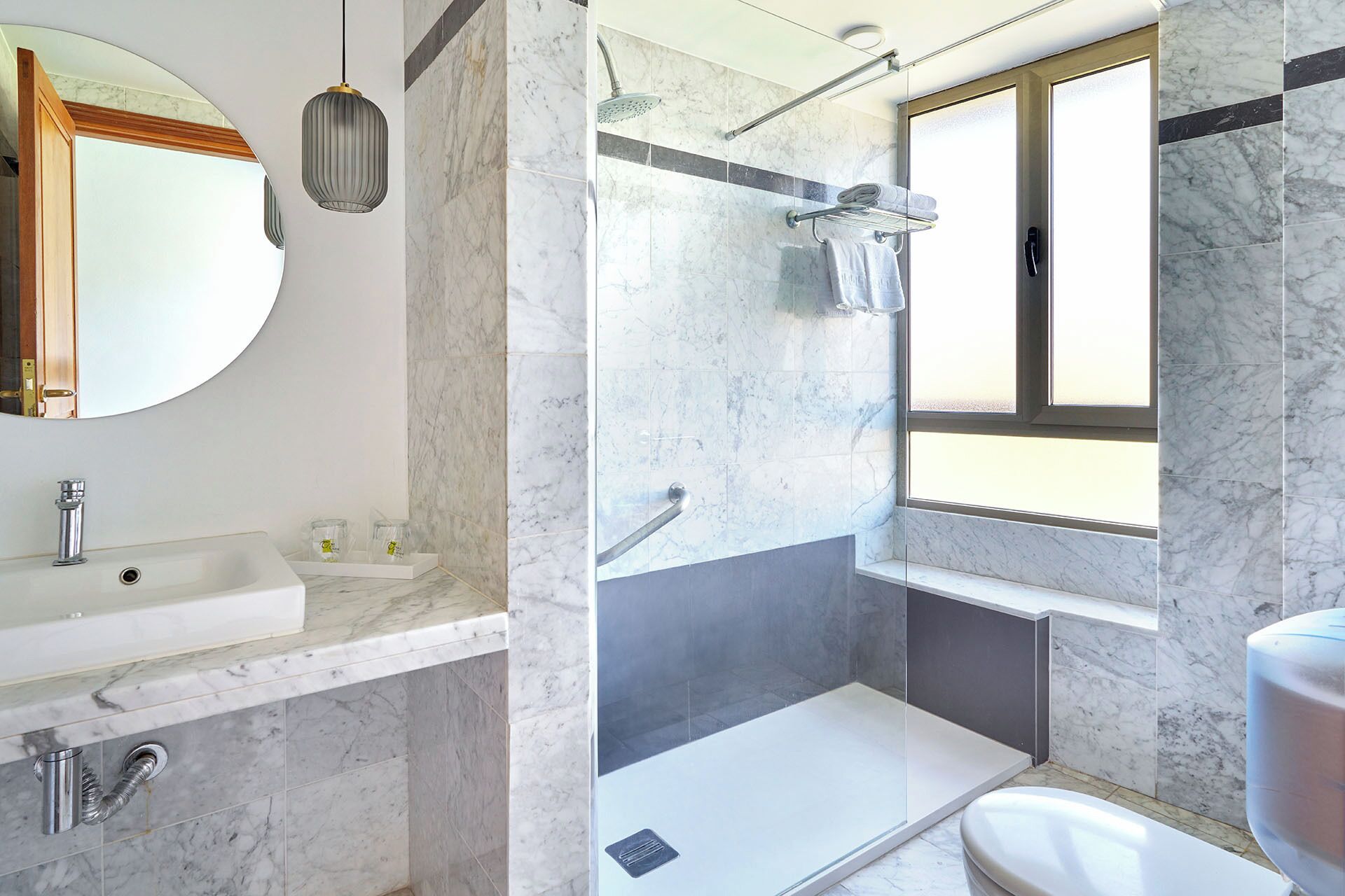 shower, hair dryer, towels, shampoo