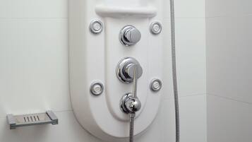 Habitación doble, 2 camas matrimoniales | Baño | Regadera, amenidades de baño gratuitas, toallas