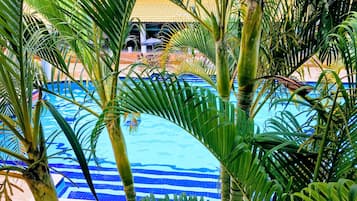 Hồ bơi ngoài trời