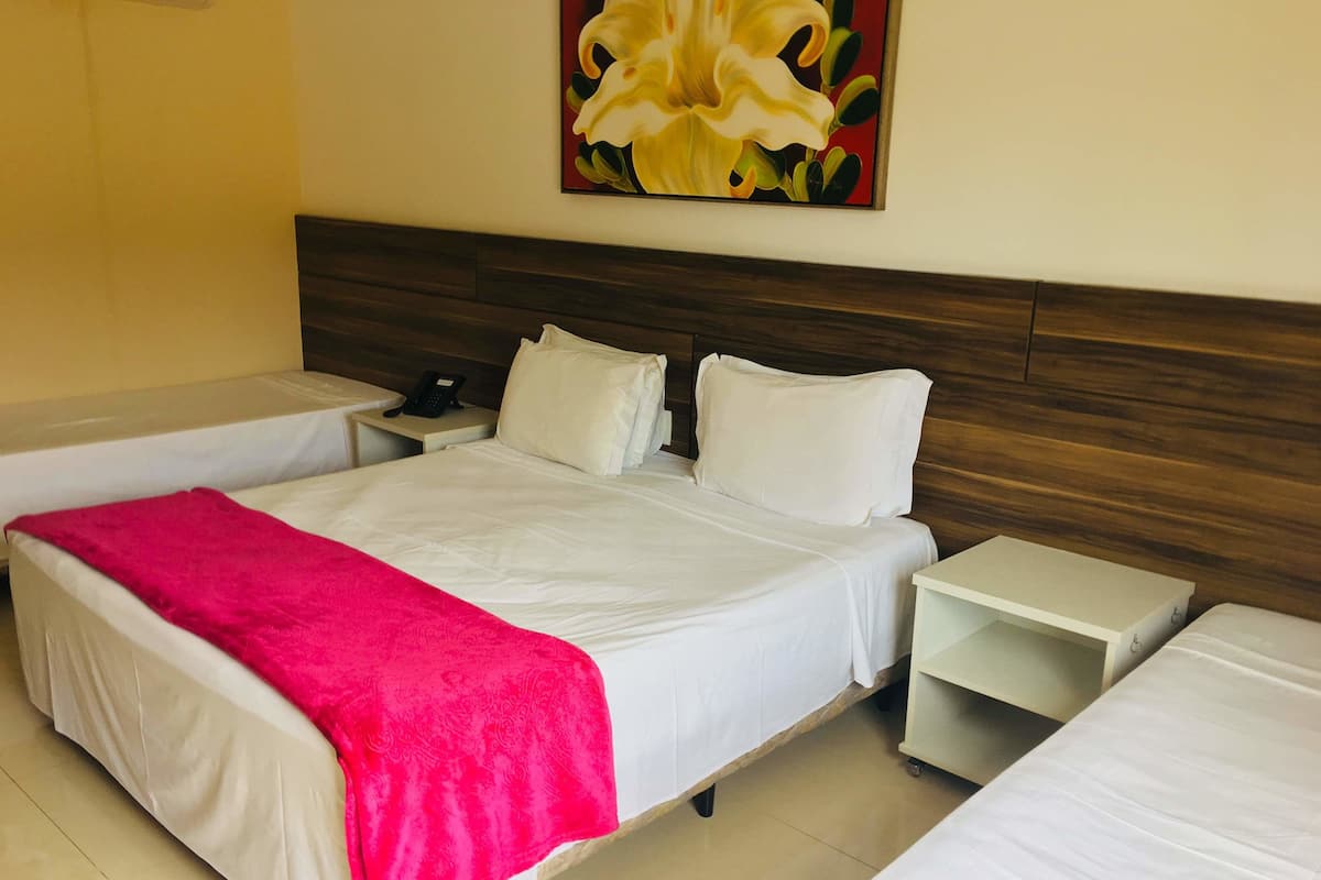 Deluxe kamer | Pillowtop-bedden, een minibar, een kluis op de kamer, extra bedden